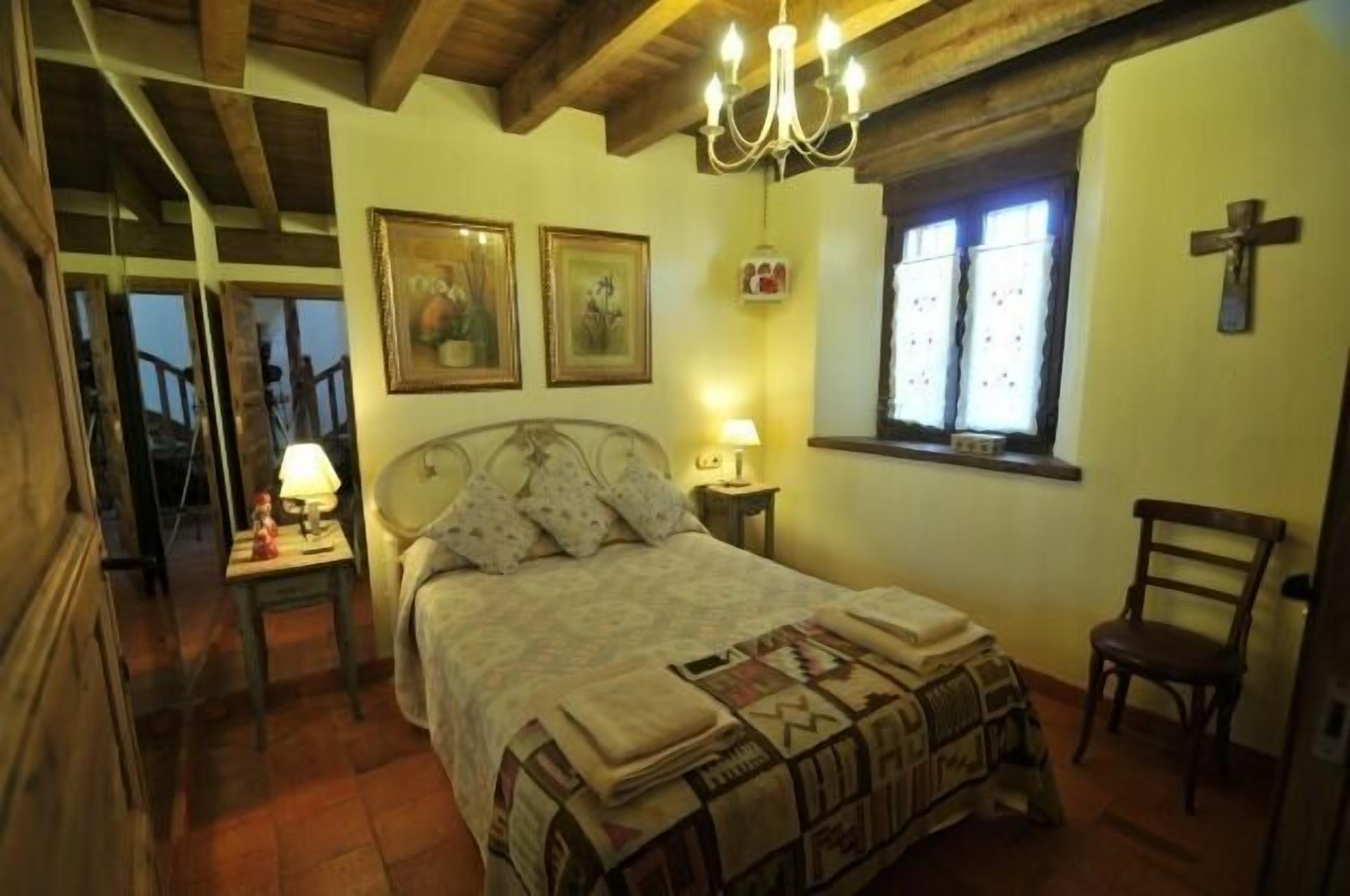 3 bedrooms, iron/ironing board, travel crib, free WiFi