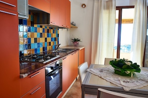Frigorifero, forno, piano cottura, bollitore elettrico
