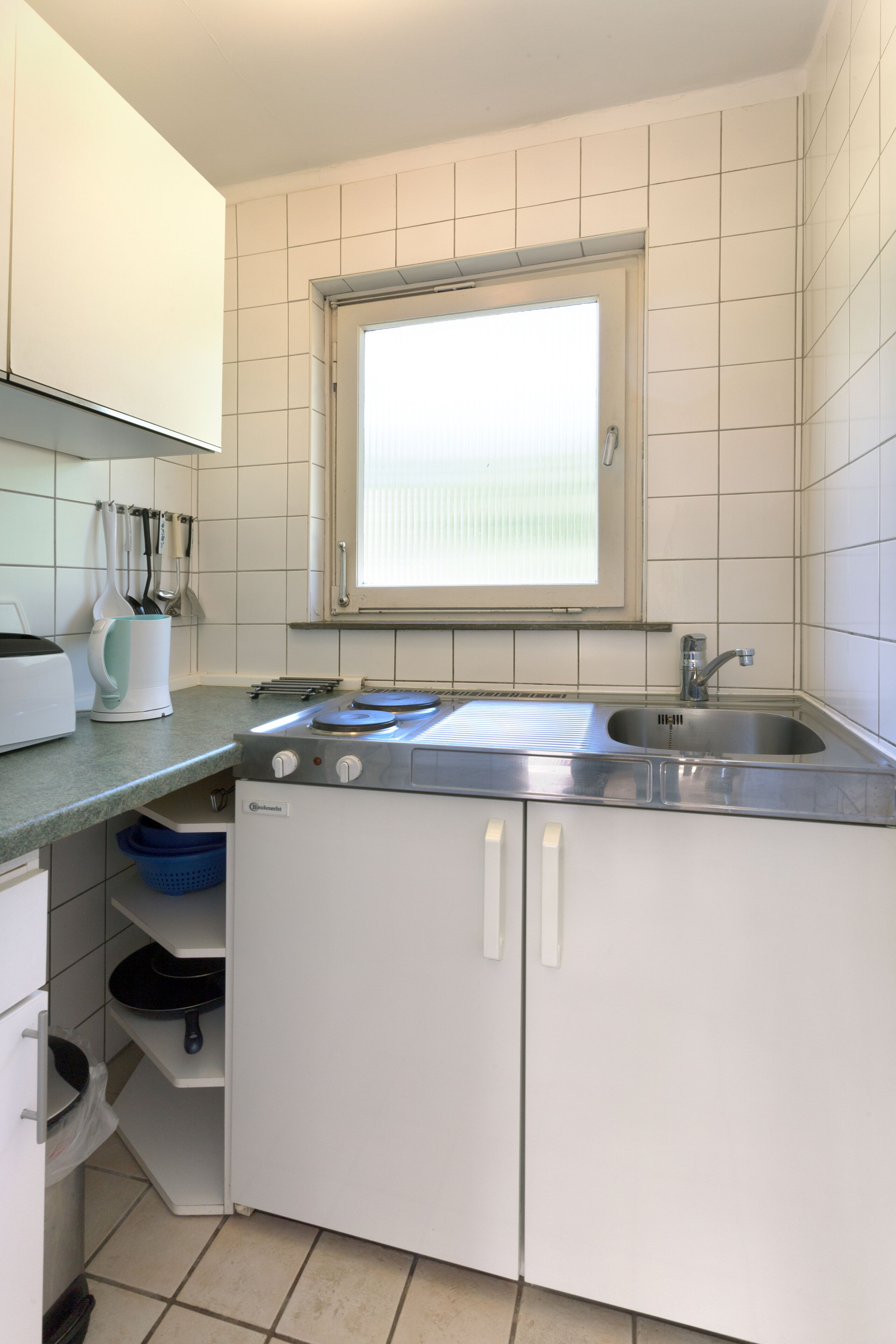 Réfrigérateur, plaque de cuisson, cafetière/bouilloire