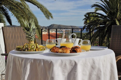 Luxury Detach Villa, Air Con, Private Pool with sun all day, Stunning Sea Views.