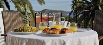 Luxury Detach Villa, Air Con, Private Pool with sun all day, Stunning Sea Views.