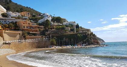 Luxury Detach Villa, Air Con, Private Pool with sun all day, Stunning Sea Views.