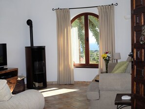 Een televisie, een dvd-speler, een tafeltennistafel en boeken