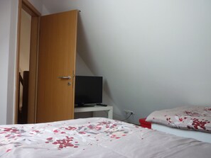 4 bedrooms, travel crib, free WiFi, bed sheets