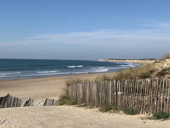 In Strandnähe, Liegestühle, Strandtücher