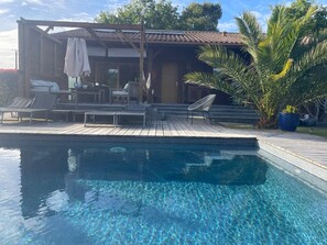 Outdoor pool, a heated pool - AuxSoleils- Comfortable holiday home close to the beach (Grayan-Et-L'hôpital)