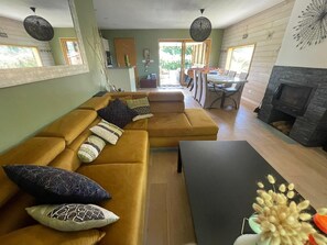 Smart-TV, Tischfußball, Bücher, Computerbildschirme