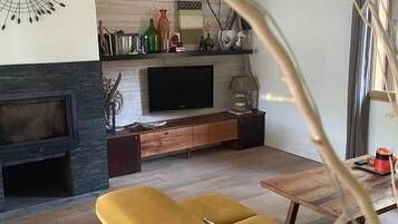 TV connectée, baby-foot, livres, écrans d'ordinateur