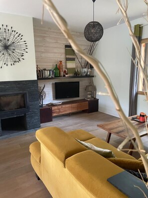 Téléviseur connecté, table de baby-foot, livres, écran d’ordinateur