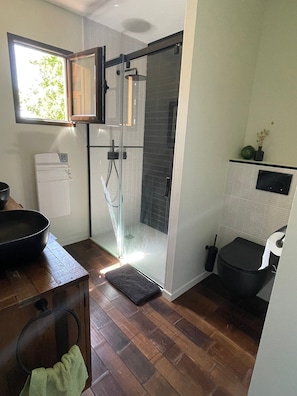 Dusche, Haartrockner, Handtücher, Toilettenpapier