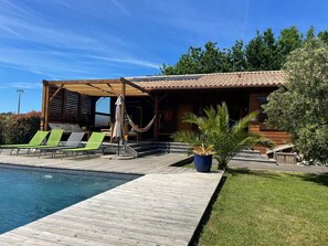 Outdoor pool, a heated pool - AuxSoleils- Comfortable holiday home close to the beach (Grayan-Et-L'hôpital)
