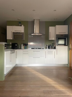 Réfrigérateur, four à micro-ondes, un four, surface de cuisson