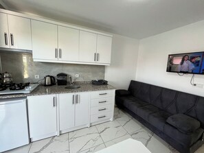 Apartamento Deluxe | Cocina privada | Frigorífico, microondas, placa de cocina y lavavajillas