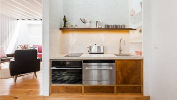 Frigorifero, microonde, forno, piano cottura