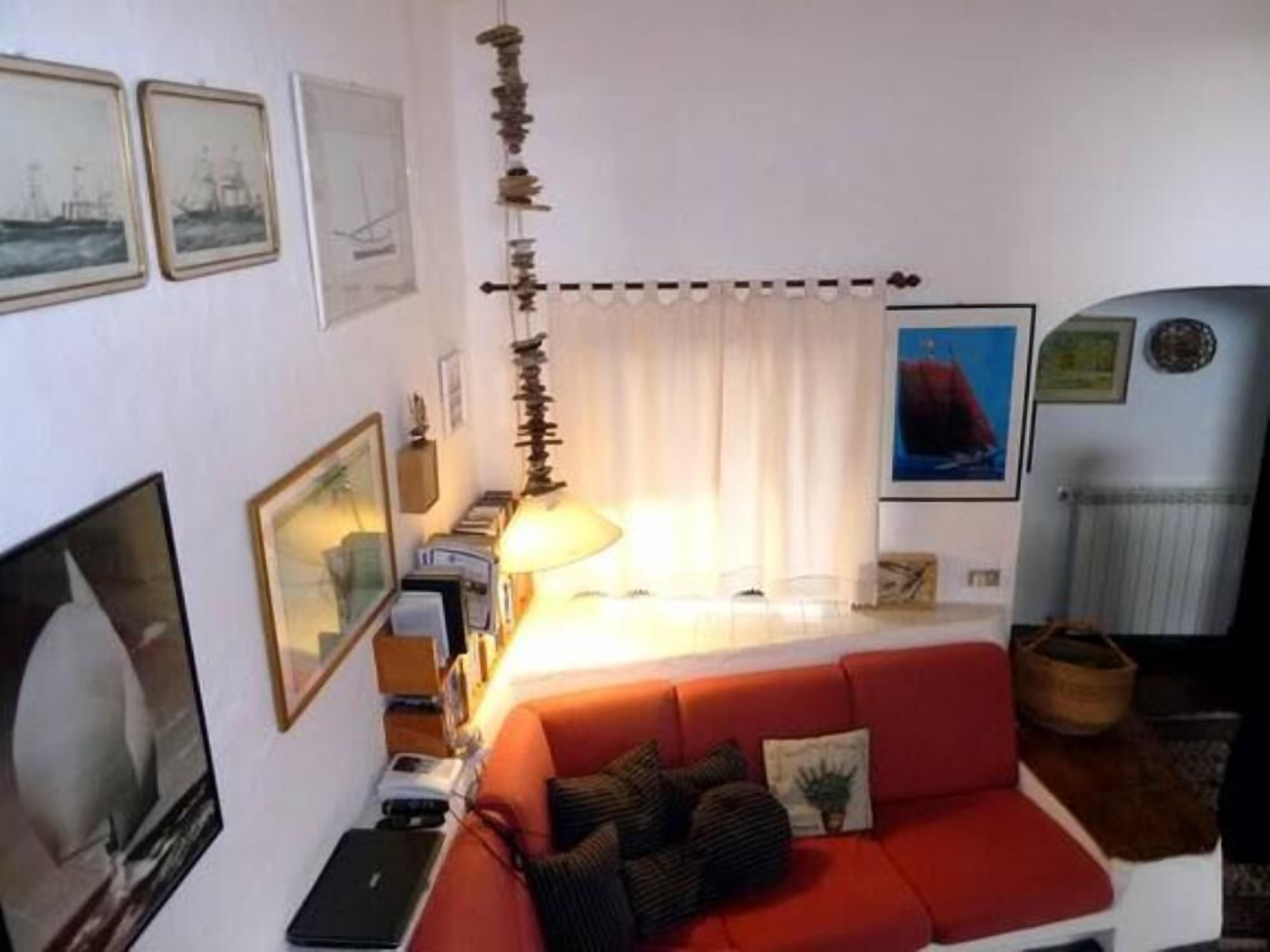 Fernseher, DVD-Player, Bücher