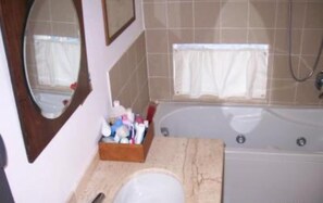 Badewanne, Haartrockner, Handtücher, Toilettenpapier