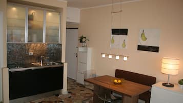 Wasserkocher mit Kaffee-/Teezubehör, Kühlschrank, Herdplatte