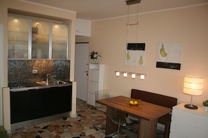 Fridge, stovetop, coffee/tea maker, electric kettle