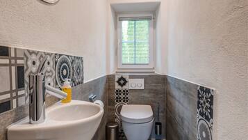 Dusche, Haartrockner, HandtĂŒcher, Seife