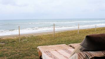 Accommodatie ligt op het strand, ligstoelen, strandlakens