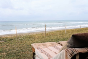 Plage, chaises longues, serviettes de plage