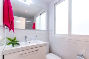 Een douche, een haardroger, handdoeken