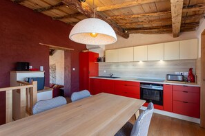 Réfrigérateur, four à micro-ondes, un four, surface de cuisson