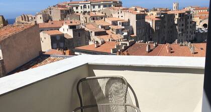 Duplex nid dâaigle au cĆur de la citadelle de Bonifacio ! EntiĂšrement rĂ©novĂ©.