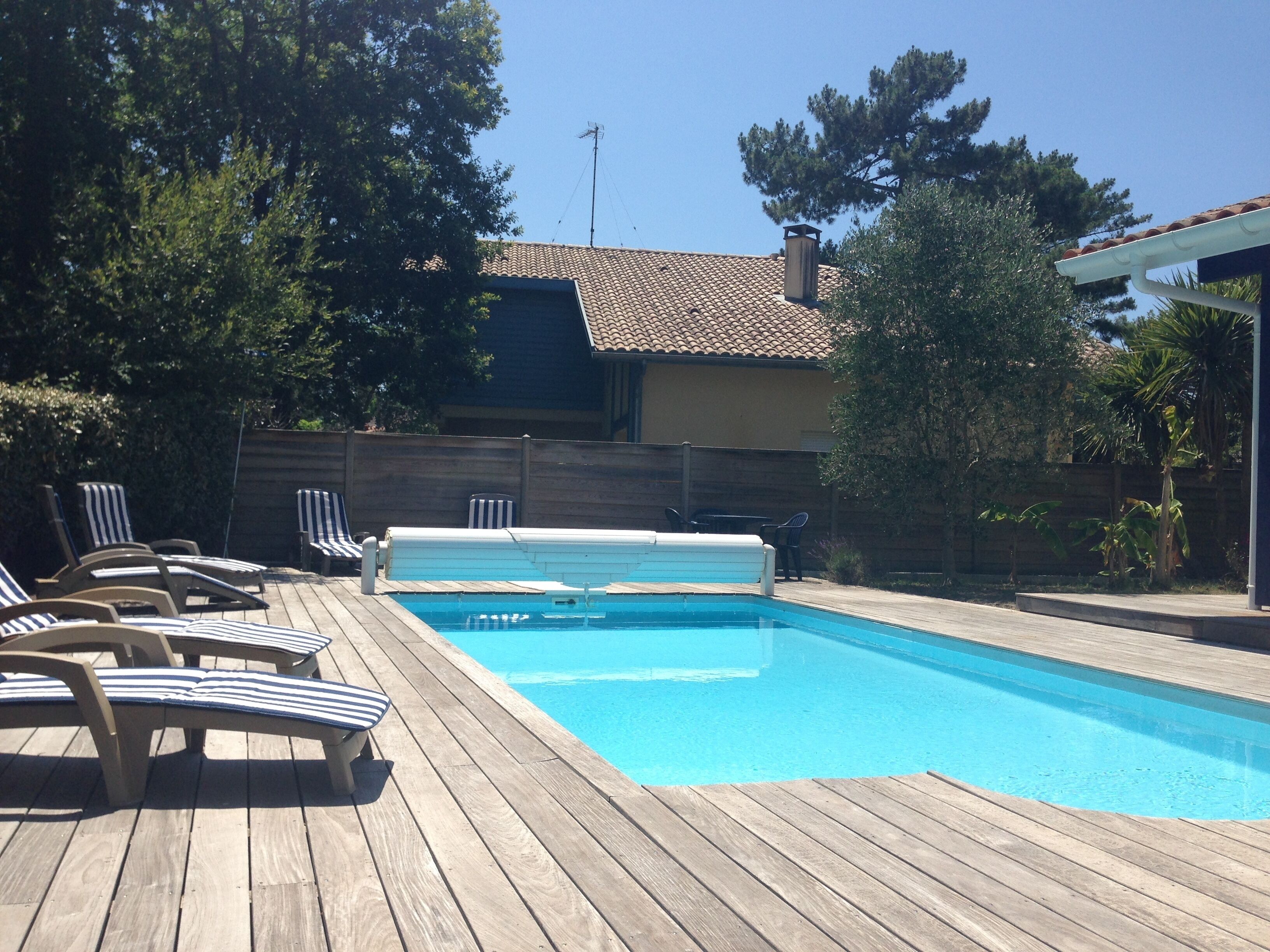 Una piscina al aire libre, una piscina climatizada