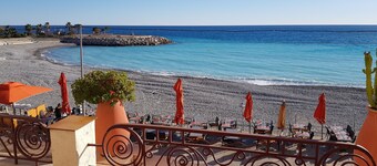 Riviera Beach Terrace: 1Bd apt w / splendid sundeck facing the beach