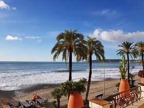 Playa en los alrededores y toallas de playa 
