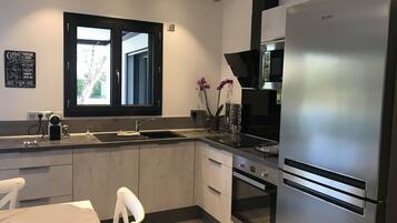 Een koelkast, een microgolfoven, een oven, een kookplaat