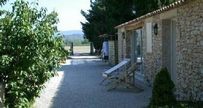 Small Provence farm with pool, elegant accommodations