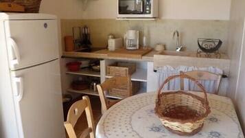 Een koelkast, een microgolfoven, een kookplaat