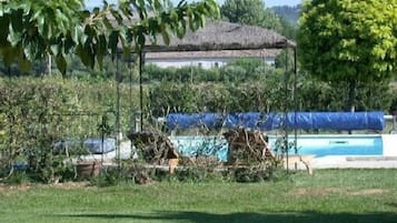 Een binnenzwembad en een buitenzwembad