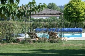 Una piscina techada, una piscina al aire libre