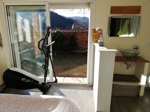 3 habitaciones, tabla de planchar con plancha, wifi y ropa de cama 