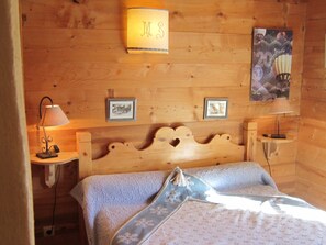 3 habitaciones, tabla de planchar con plancha y cuna de viaje 