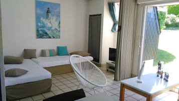 2 bedrooms, iron/ironing board, travel cot, WiFi