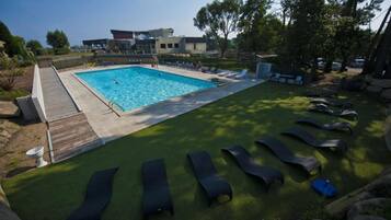 Una piscina al aire libre, una piscina climatizada