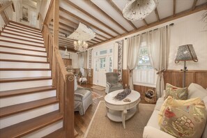 Smart-TV, bøker og stereoanlegg