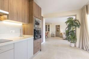 Jääkaappi, mikroaaltouuni, uuni, liesi