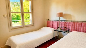 3 slaapkamers, een strijkplank/strijkijzer, reisbedje, wifi