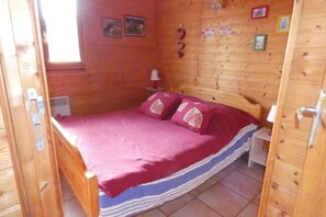 3 habitaciones, tabla de planchar con plancha y cuna de viaje 