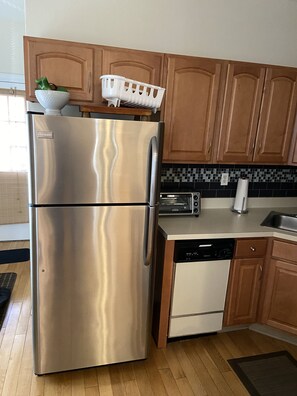 Fridge, microwave, oven, stovetop - Comfy & Convenient Suburban Oasis (Westfield)