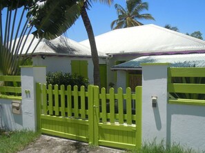 Exterior - LOGISREV 💎 LE PAPAYE-- 2 bedroom gite with swimming pool (SAINTE-ANNE)