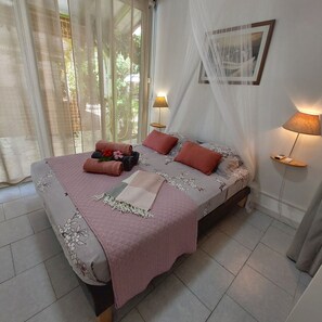 2 habitaciones, tabla de planchar con plancha y cuna de viaje 