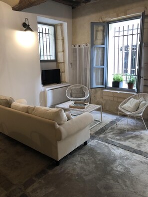 Cheminée, baby-foot, livres