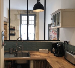 Réfrigérateur, micro-ondes, four, plaque de cuisson