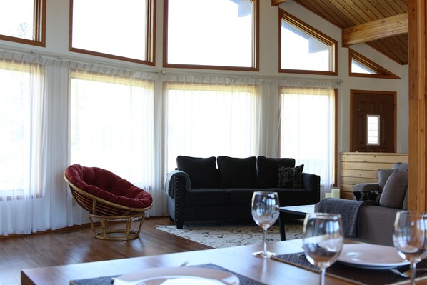 Interior - 5 mins to Sandbanks / Spacious / Family-friendly (Prince Edward)